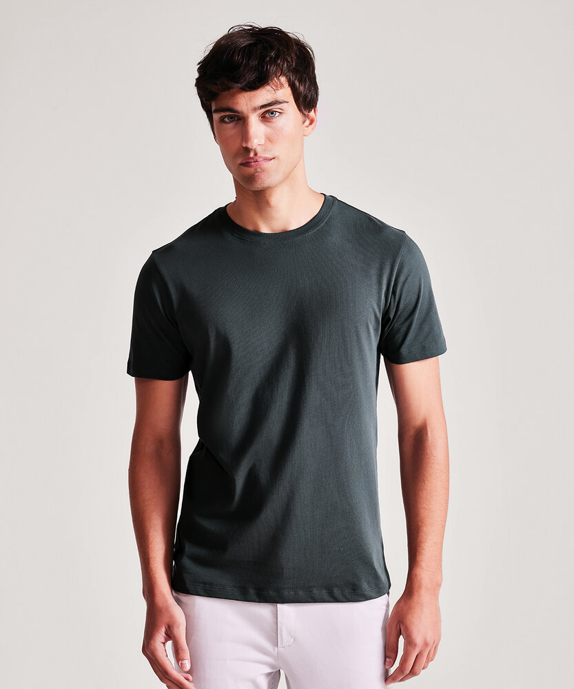 Man wearing dark grey sustainable t-shirt