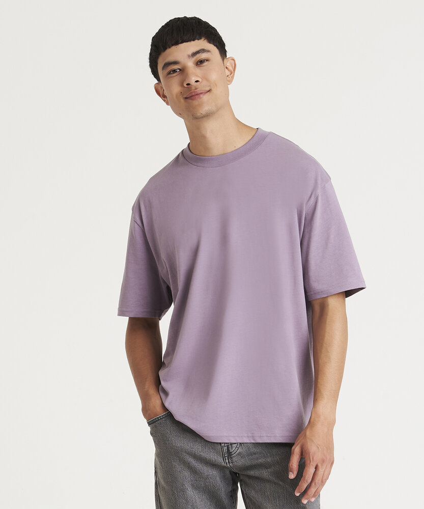 Man wearing lilac coloured heavy t-shirt